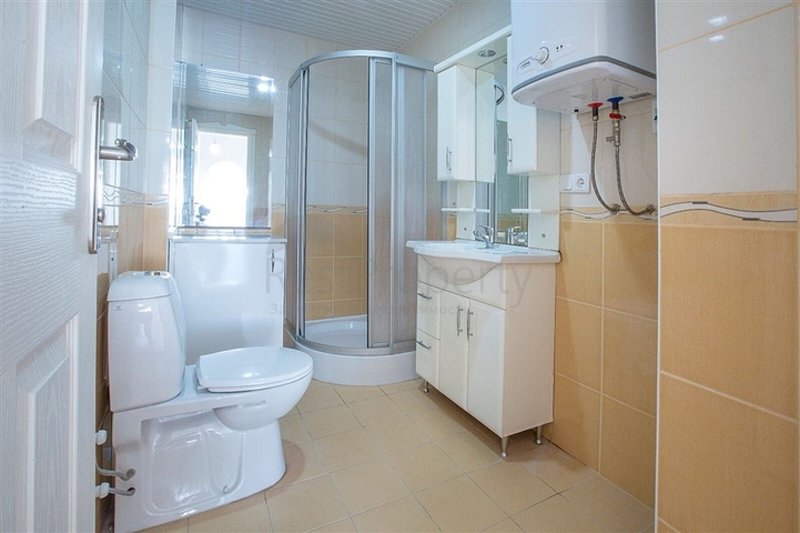 شقة بتخطيط 2+1 بمساحة واسعة في منطقة محمودلار من مدينة ألانيا