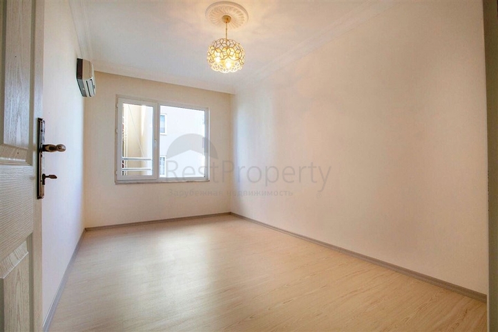 شقة بتخطيط 2+1 بمساحة واسعة في منطقة محمودلار من مدينة ألانيا