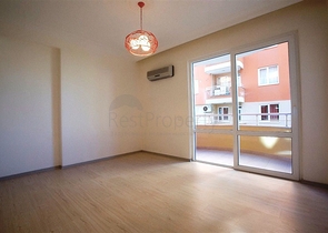 شقة بتخطيط 2+1 بمساحة واسعة في منطقة محمودلار من مدينة ألانيا