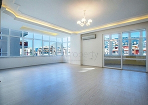 شقة بتخطيط 2+1 بمساحة واسعة في منطقة محمودلار من مدينة ألانيا