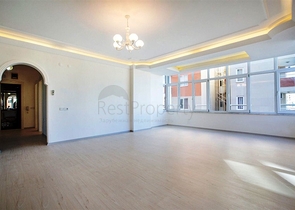 شقة بتخطيط 2+1 بمساحة واسعة في منطقة محمودلار من مدينة ألانيا