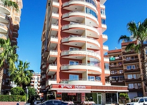 شقة بتخطيط 2+1 بمساحة واسعة في منطقة محمودلار من مدينة ألانيا