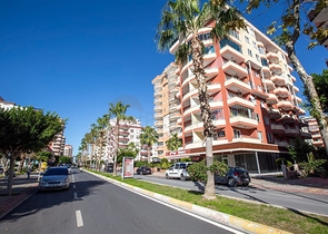 شقة بتخطيط 2+1 بمساحة واسعة في منطقة محمودلار من مدينة ألانيا