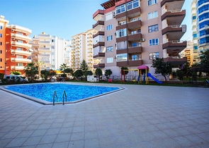 شقة بتخطيط 2+1 بمساحة واسعة في منطقة محمودلار من مدينة ألانيا