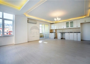 شقة بتخطيط 2+1 بمساحة واسعة في منطقة محمودلار من مدينة ألانيا