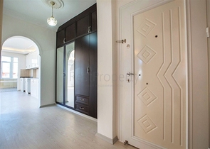 شقة بتخطيط 2+1 بمساحة واسعة في منطقة محمودلار من مدينة ألانيا