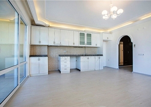 شقة بتخطيط 2+1 بمساحة واسعة في منطقة محمودلار من مدينة ألانيا