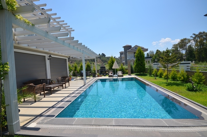 فيلا فاخرة مع حديقة كبيرة وحمام سباحة في فتحية