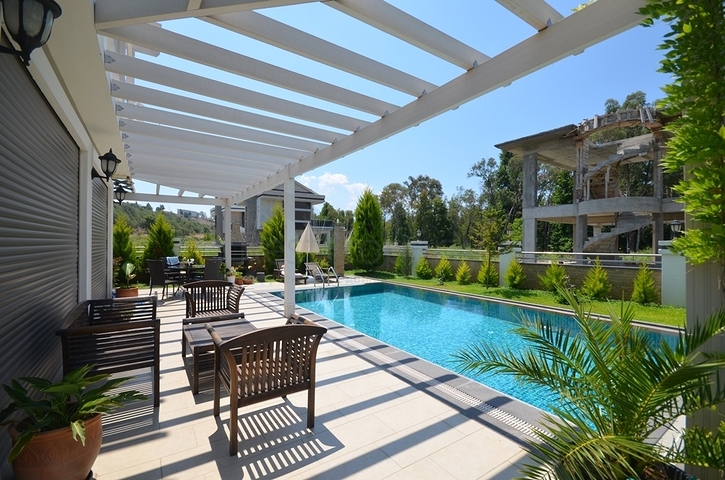 فيلا فاخرة مع حديقة كبيرة وحمام سباحة في فتحية