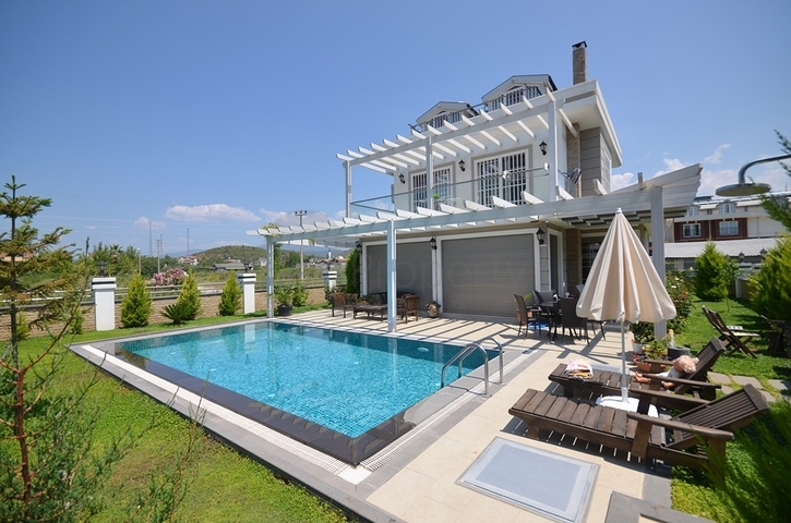 فيلا فاخرة مع حديقة كبيرة وحمام سباحة في فتحية