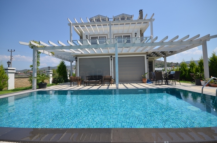 فيلا فاخرة مع حديقة كبيرة وحمام سباحة في فتحية