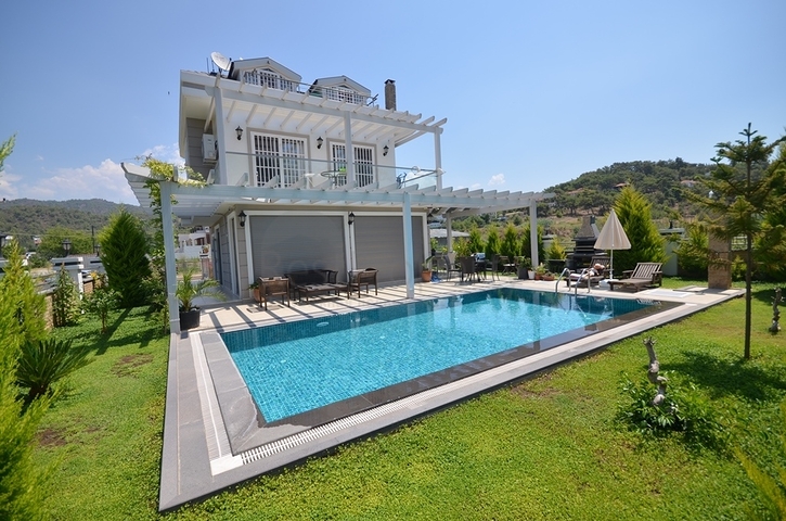 فيلا فاخرة مع حديقة كبيرة وحمام سباحة في فتحية