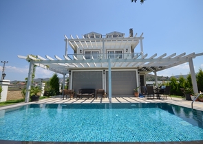 فيلا فاخرة مع حديقة كبيرة وحمام سباحة في فتحية