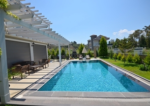 فيلا فاخرة مع حديقة كبيرة وحمام سباحة في فتحية