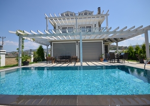 فيلا فاخرة مع حديقة كبيرة وحمام سباحة في فتحية