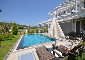 فيلا فاخرة مع حديقة كبيرة وحمام سباحة في فتحية