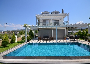 فيلا فاخرة مع حديقة كبيرة وحمام سباحة في فتحية