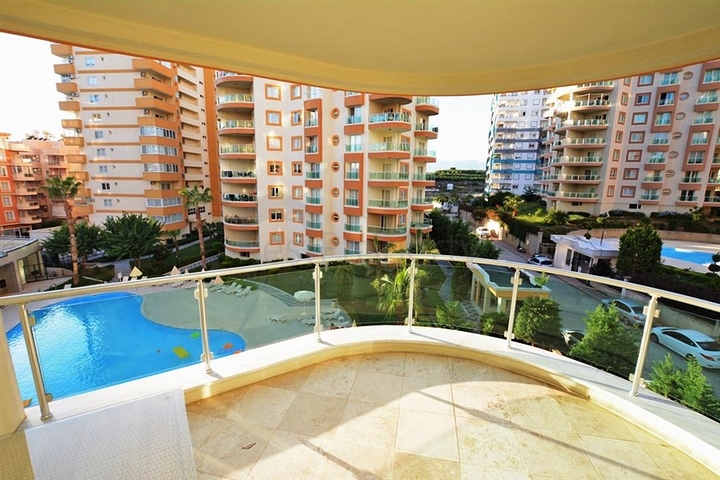 شقة مؤثثة بمساحة واسعة في منطقة محمودلار من ألانيا