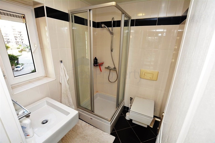 شقة مؤثثة بمساحة واسعة في منطقة محمودلار من ألانيا