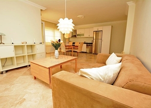 شقة مؤثثة بمساحة واسعة في منطقة محمودلار من ألانيا