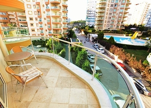 شقة مؤثثة بمساحة واسعة في منطقة محمودلار من ألانيا