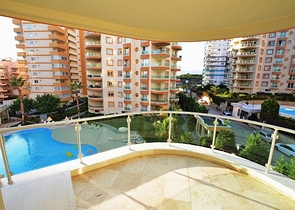 شقة مؤثثة بمساحة واسعة في منطقة محمودلار من ألانيا