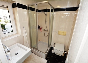 شقة مؤثثة بمساحة واسعة في منطقة محمودلار من ألانيا