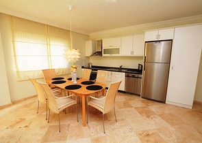 شقة مؤثثة بمساحة واسعة في منطقة محمودلار من ألانيا