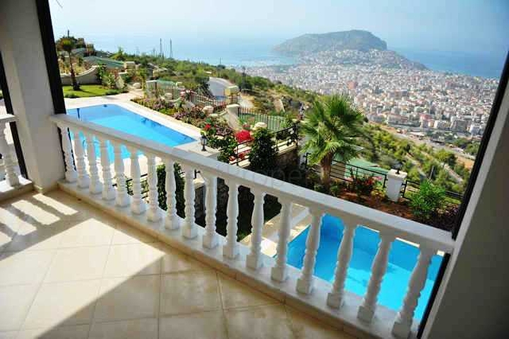 فيلا باطلالات بانورامية ساحرة في ألانيا