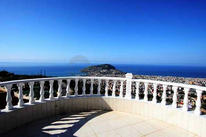 فيلا باطلالات بانورامية ساحرة في ألانيا