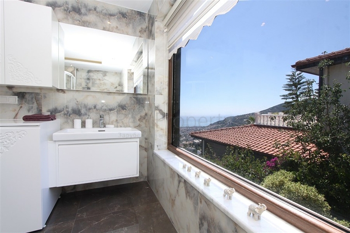 فيلا باطلالات بانورامية ساحرة في ألانيا