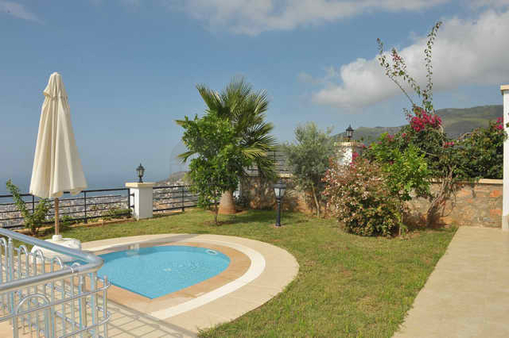 فيلا باطلالات بانورامية ساحرة في ألانيا