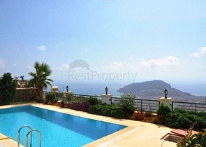 فيلا باطلالات بانورامية ساحرة في ألانيا