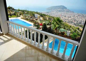 فيلا باطلالات بانورامية ساحرة في ألانيا