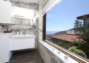 فيلا باطلالات بانورامية ساحرة في ألانيا