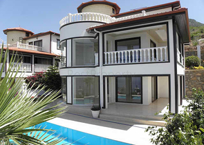 فيلا باطلالات بانورامية ساحرة في ألانيا