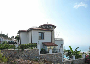 فيلا باطلالات بانورامية ساحرة في ألانيا