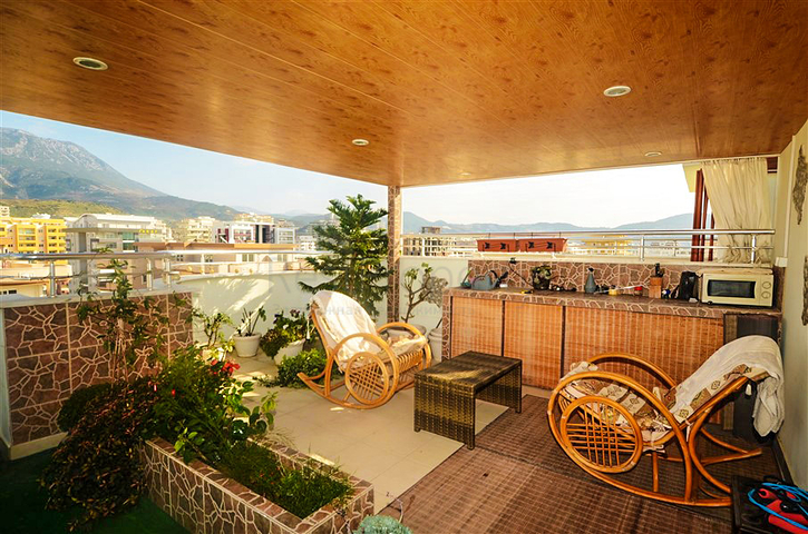 دوبلكس مؤثثة بإطلالات ساحرة في منطقة محمودلار من لانيا