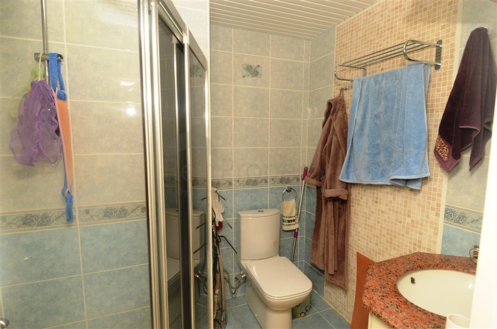 دوبلكس مؤثثة بإطلالات ساحرة في منطقة محمودلار من لانيا