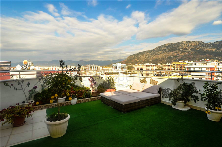 دوبلكس مؤثثة بإطلالات ساحرة في منطقة محمودلار من لانيا