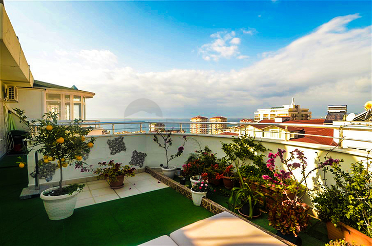 دوبلكس مؤثثة بإطلالات ساحرة في منطقة محمودلار من لانيا