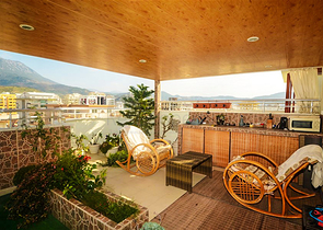 دوبلكس مؤثثة بإطلالات ساحرة في منطقة محمودلار من لانيا