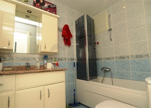 دوبلكس مؤثثة بإطلالات ساحرة في منطقة محمودلار من لانيا