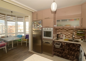 دوبلكس مؤثثة بإطلالات ساحرة في منطقة محمودلار من لانيا