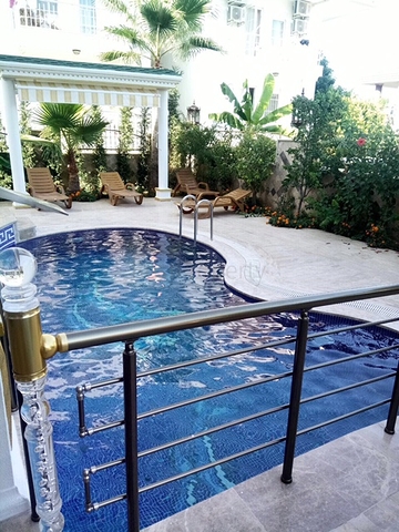 فيلا فاخرة مع بركة سباحة خاصة في في كيمير