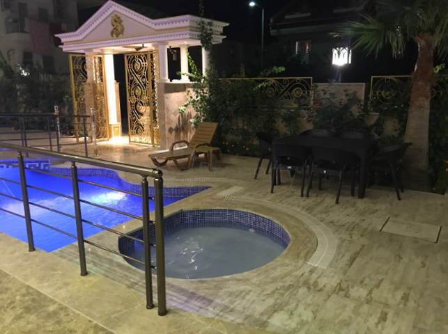 فيلا فاخرة مع بركة سباحة خاصة في في كيمير