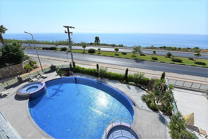 اول صف على البحر - شقق بتصاميم مختلفة - ضمن مجمع حديث في كارجي جاك / الانيا 