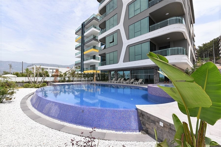 اول صف على البحر - شقق بتصاميم مختلفة - ضمن مجمع حديث في كارجي جاك / الانيا 