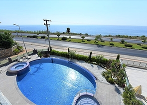 اول صف على البحر - شقق بتصاميم مختلفة - ضمن مجمع حديث في كارجي جاك / الانيا 