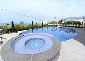 اول صف على البحر - شقق بتصاميم مختلفة - ضمن مجمع حديث في كارجي جاك / الانيا 